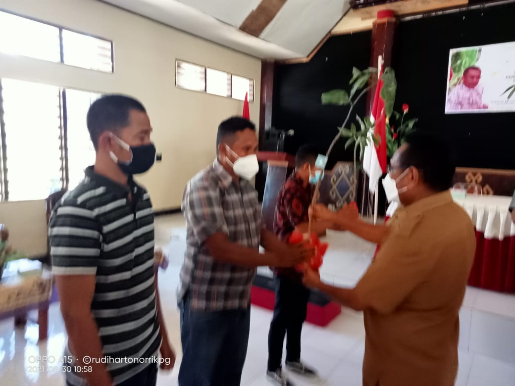 Bupati Rote Ndao menyerahkan simbolis anak Pohon Kepada Peserta