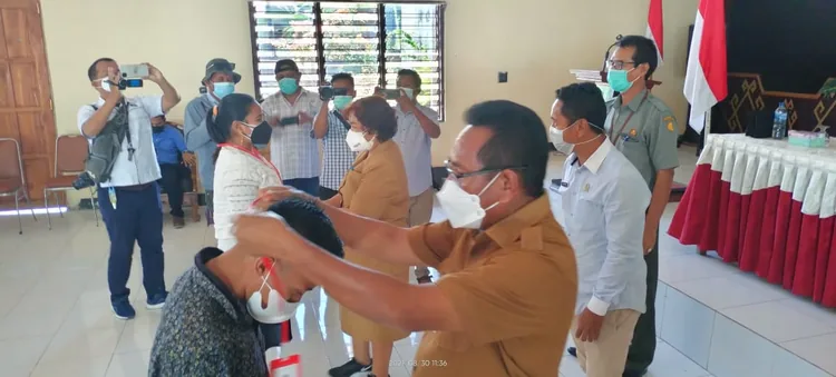 Wakil Bupati Rote Ndao menyematkan tanda peserta