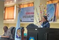 Foto : Wakil Bupati Apremoi Dudelusy Dethan membacakan pengantar Nota Keuangan di Sidang Paripurna DPRD 