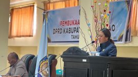 Foto : Wakil Bupati Apremoi Dudelusy Dethan membacakan pengantar Nota Keuangan di Sidang Paripurna DPRD 