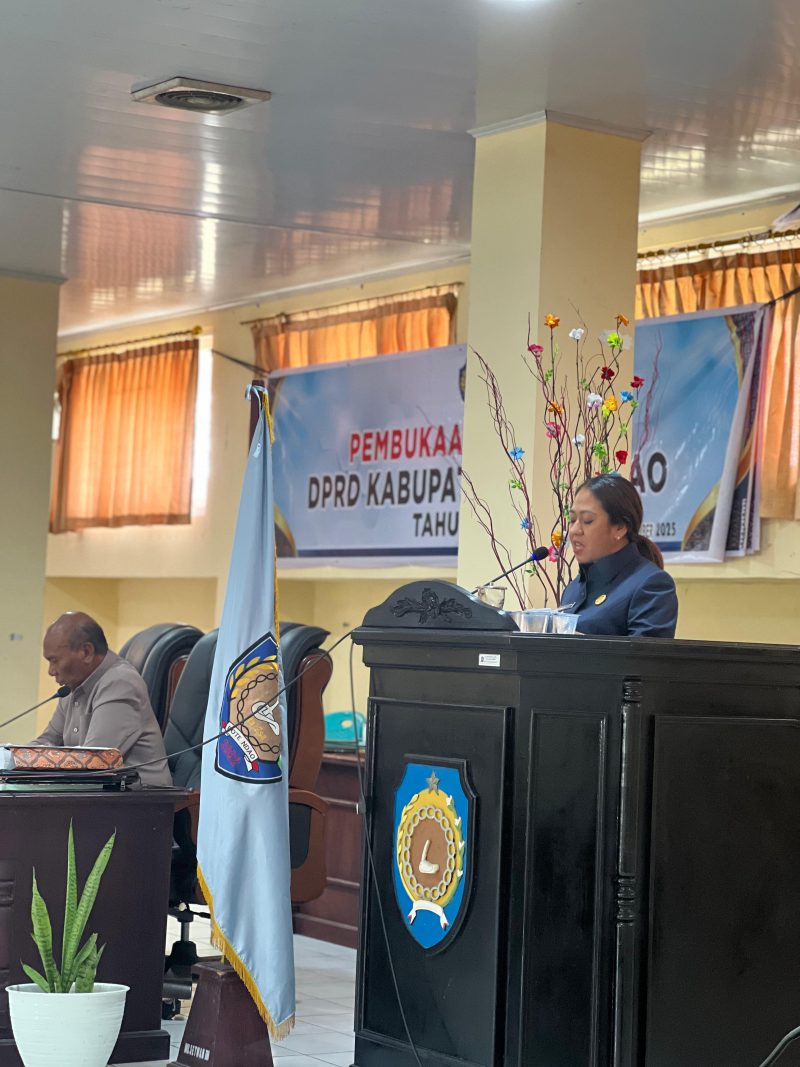Foto : Wakil Bupati Apremoi Dudelusy Dethan membacakan pengantar Nota Keuangan di Sidang Paripurna DPRD 