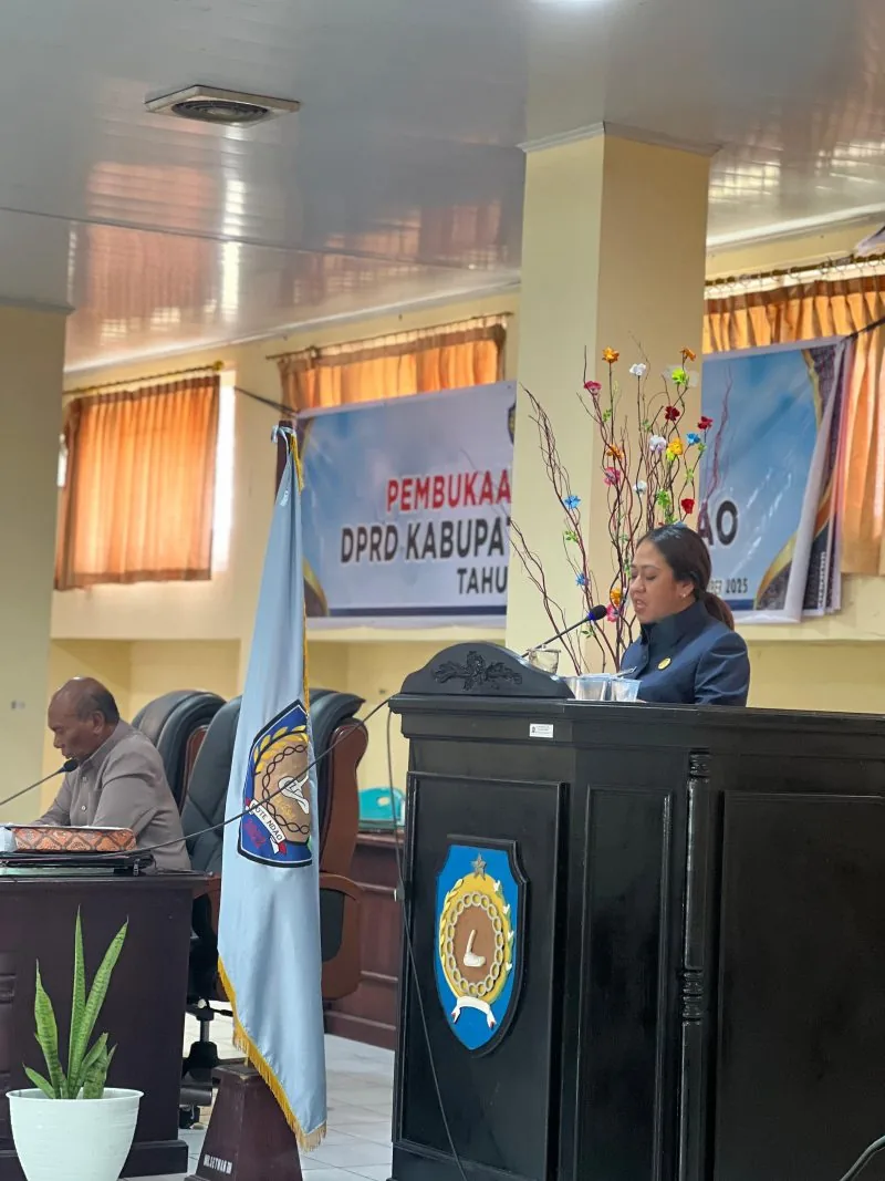Foto : Wakil Bupati Apremoi Dudelusy Dethan membacakan pengantar Nota Keuangan di Sidang Paripurna DPRD 
