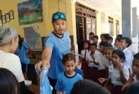 Foto : Panji Soeharto bagikan pakaian olahraga di SD Bo'a 