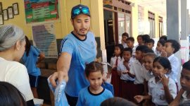 Foto : Panji Soeharto bagikan pakaian olahraga di SD Bo'a 