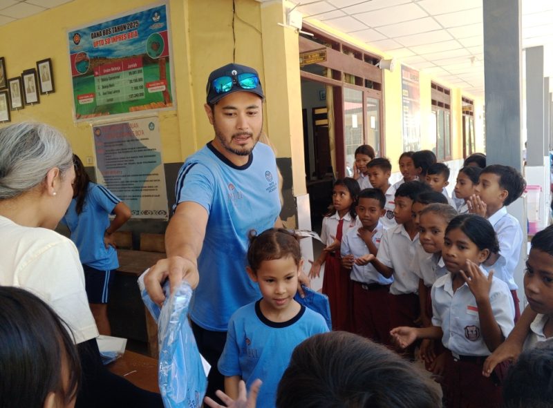 Foto : Panji Soeharto bagikan pakaian olahraga di SD Bo'a 