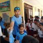 Foto : Panji Soeharto bagikan pakaian olahraga di SD Bo'a 