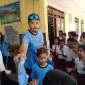 Foto : Panji Soeharto bagikan pakaian olahraga di SD Bo'a 