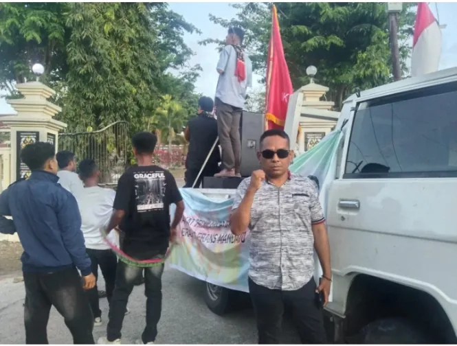 Foto : para pendemo di Polres Rote Ndao (istimewa)
