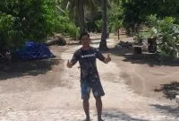Foto : Hermanus Mbatu berada di lahan miliknya yang dijadikan jalan sementara menuju PT. Bo'a Development