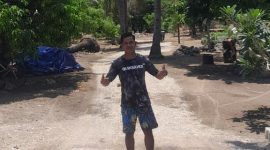 Foto : Hermanus Mbatu berada di lahan miliknya yang dijadikan jalan sementara menuju PT. Bo'a Development