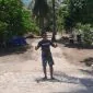 Foto : Hermanus Mbatu berada di lahan miliknya yang dijadikan jalan sementara menuju PT. Bo'a Development