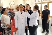 Foto : Wakil Bupati Apremoi Dethan menyematkan Tanda pangkat kepada Jony F. Tungga sebagai Penjabat Kepala Desa Lidor yang baru dilantik 