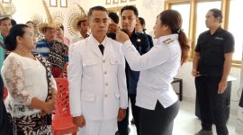 Foto : Wakil Bupati Apremoi Dethan menyematkan Tanda pangkat kepada Jony F. Tungga sebagai Penjabat Kepala Desa Lidor yang baru dilantik 