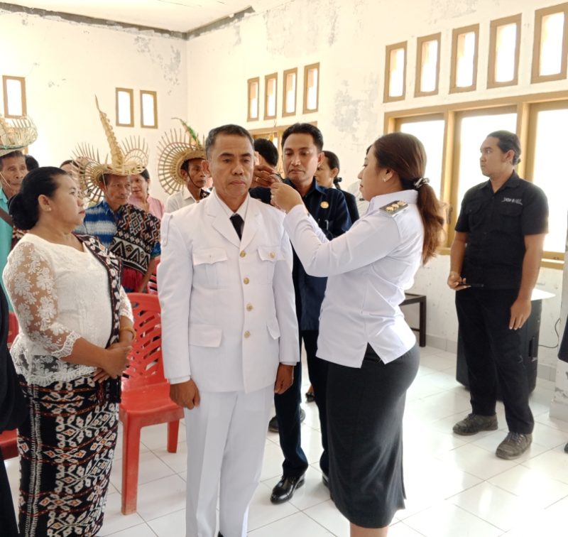 Foto : Wakil Bupati Apremoi Dethan menyematkan Tanda pangkat kepada Jony F. Tungga sebagai Penjabat Kepala Desa Lidor yang baru dilantik 