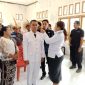 Foto : Wakil Bupati Apremoi Dethan menyematkan Tanda pangkat kepada Jony F. Tungga sebagai Penjabat Kepala Desa Lidor yang baru dilantik 