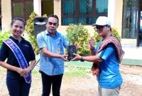 Foto : Perwakilan PT Bo'a Development Samsul Bahri serahkan simbolis bibit anakan kepada kepala Sekolah SMAN 1 Rote Tengah Viktorio Nalle 