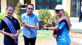 Foto : Perwakilan PT Bo'a Development Samsul Bahri serahkan simbolis bibit anakan kepada kepala Sekolah SMAN 1 Rote Tengah Viktorio Nalle 