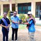 Foto : Perwakilan PT Bo'a Development Samsul Bahri serahkan simbolis bibit anakan kepada kepala Sekolah SMAN 1 Rote Tengah Viktorio Nalle 