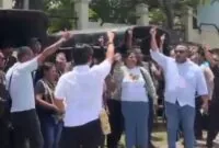 Foto : Yopi Nggadas bersama para pendukung PT Bo'a Development di Depan Pengadilan Negeri Rote Ndao 