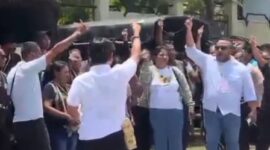 Foto : Yopi Nggadas bersama para pendukung PT Bo'a Development di Depan Pengadilan Negeri Rote Ndao 