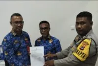 Foto : Sekretaris DPRD Rote Ndao Yesi Dae Panie didampingi Kepala Bagian Hukum Nyongki Ndoloe membuat Laporan Perusakan di Polres Rote Ndao