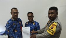 Foto : Sekretaris DPRD Rote Ndao Yesi Dae Panie didampingi Kepala Bagian Hukum Nyongki Ndoloe membuat Laporan Perusakan di Polres Rote Ndao 
