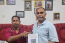 Foto : Forkes Martinus Hilly, S.H sebagai Perwakilan GMIT Ebenheazer Mundek terima Bantuan dari Simson Polin 
