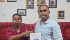 Foto : Forkes Martinus Hilly, S.H sebagai Perwakilan GMIT Ebenheazer Mundek terima Bantuan dari Simson Polin 