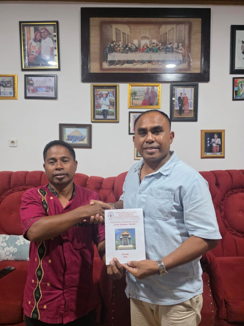 Foto : Forkes Martinus Hilly, S.H sebagai Perwakilan GMIT Ebenheazer Mundek terima Bantuan dari Simson Polin 