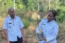 Foto : Wakil Bupati Apremoi Dethan didampingi Camat Rote Selatan Tanam Anakan Durian, dari Aspirasi Anggota DPR RI Usman Husin