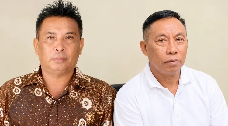 Foto : Danial Daud Saudale (Baju Putih) dan Matias